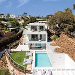 Luxury Alma Pool, Garden & Parking Villa