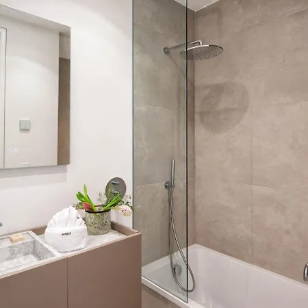 Luxury New Alma- 5bdr, Pool, Garden, Parkin