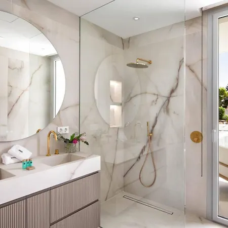 Luxury Alma Pool, Garden & Parking וילה