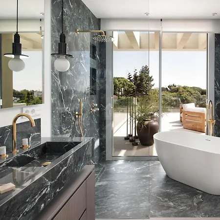 וילה Luxury Alma Pool, Garden & Parking