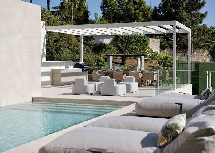 Вилла Luxury Alma Pool, Garden & Parking