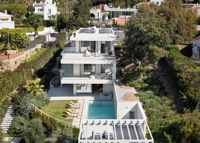 Luxury Alma Pool, Garden & Parking Villa