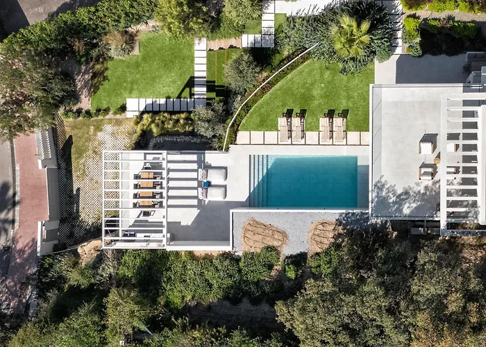 Luxury Alma Pool, Garden & Parking Вилла